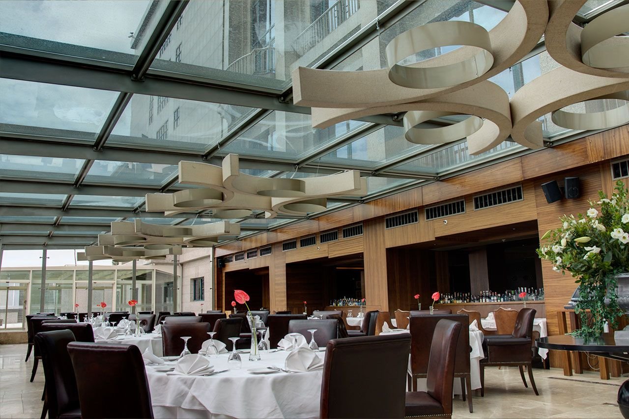 Cam tavanlı Borsa Restoranı salonu