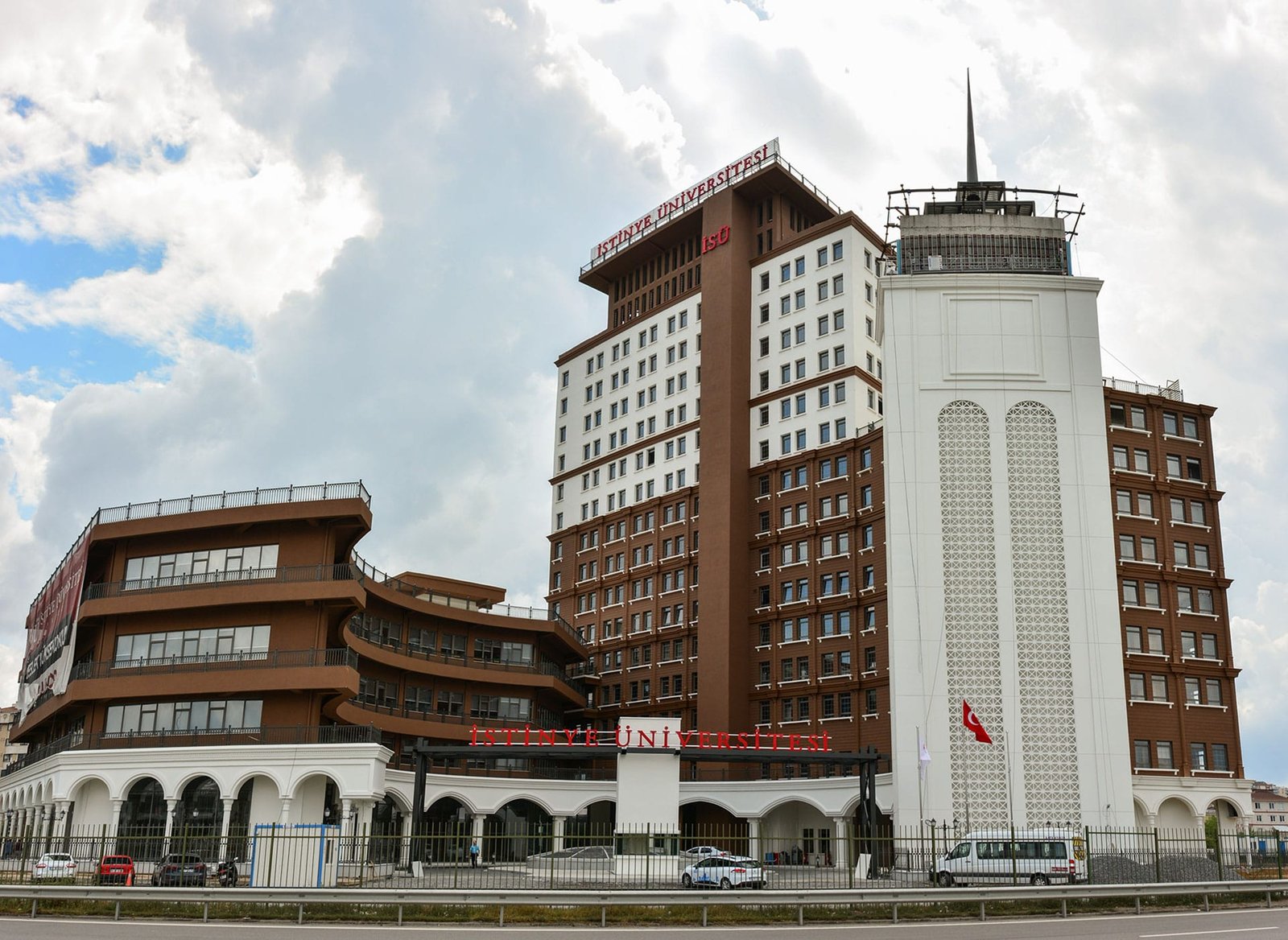İstinye Üniversitesi Taşdelen Kampüsü ana binası